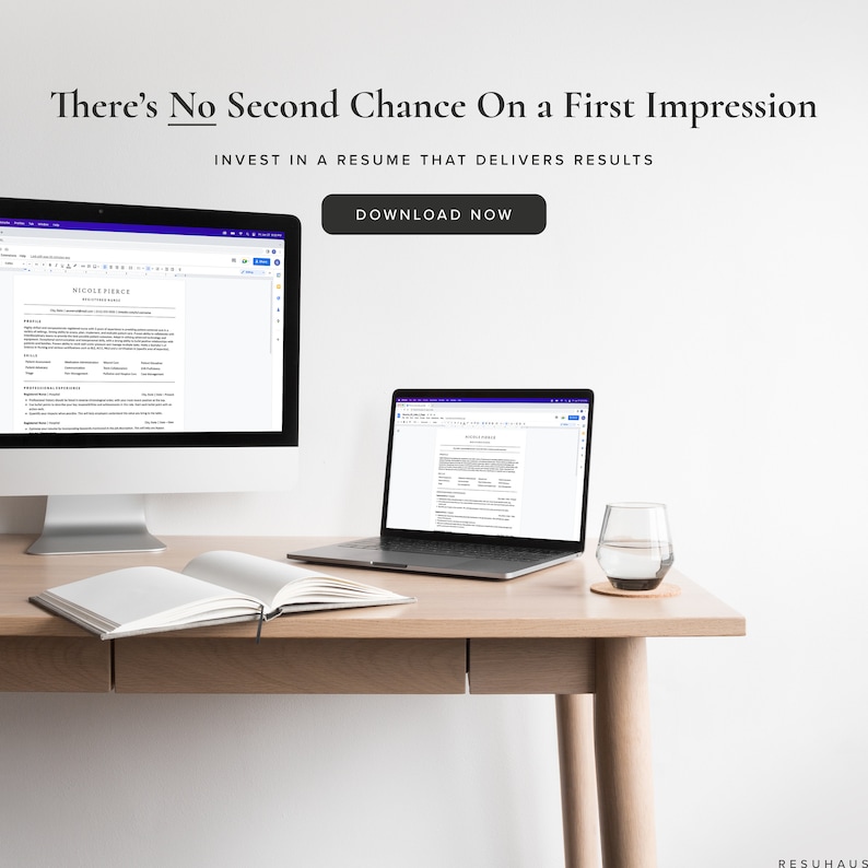 Op de afbeelding: Een bureau met een laptop en een glas water op een houten bureau. De laptop en de desktop zijn open naar een cv-sjabloon met de tekst "MICOLE PIERCE" bovenaan. De tekst "There's No Second Chance On a First Impression" staat bovenaan de afbeelding. De tekst "INVEST IN A RESUME THAT DELIVERS RESULTS" staat onder de eerste regel tekst. De tekst "DOWNLOAD NOW" staat in een knop onderaan de afbeelding.