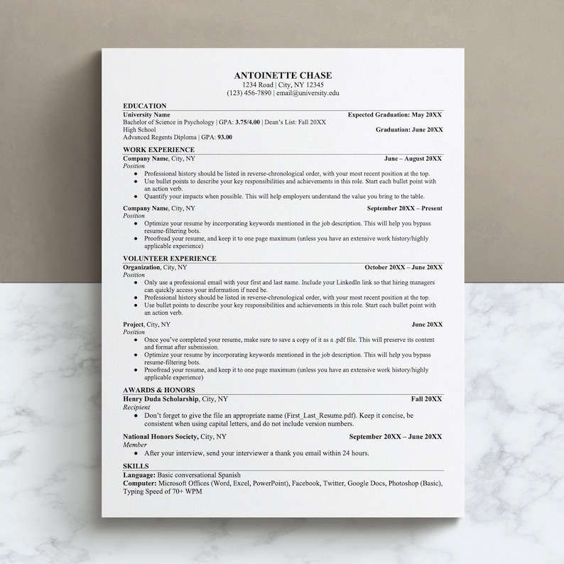 Pu&ograve; includere: Un modello di curriculum vitae con un design in bianco e nero. Il curriculum &egrave; per Antoinette Chase e include informazioni di contatto, istruzione, esperienza lavorativa, esperienza di volontariato, premi e riconoscimenti, competenze e competenze linguistiche.
