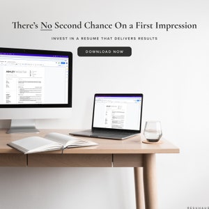 K&ouml;nnte beinhalten: Ein Schreibtisch mit einem Laptop, einem Desktop-Computer, einem Buch und einem Glas Wasser. Beide Computer sind auf eine Lebenslaufvorlage mit dem Text "ASHLEY WEBSTER" oben ge&ouml;ffnet. Der Text "There's No Second Chance On a First Impression" befindet sich oben im Bild. Der Text "INVEST IN A RESUME THAT DELIVERS RESULTS" befindet sich unter der ersten Textzeile. Der Text "DOWNLOAD NOW" befindet sich in einem Button unter der zweiten Textzeile. Der Text "RESUHAUS" befindet sich in der unteren rechten Ecke des Bildes.