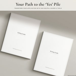 K&ouml;nnte beinhalten: Zwei wei&szlig;e Anleitungen mit dem Text "Editing Guide" und "Writing Guide" darauf. Die Anleitungen sind Teil einer Reihe namens "Your Path to the 'Yes' Pile", die Menschen helfen soll, ihre Bewerbungen mit hilfreichen Anleitungen und Tools zu transformieren.