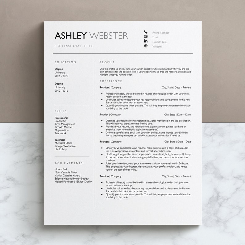 K&ouml;nnte beinhalten: Eine schwarz-wei&szlig;e Lebenslaufvorlage mit dem Namen Ashley Webster oben. Der Lebenslauf ist in Abschnitte f&uuml;r Ausbildung, F&auml;higkeiten, Erfahrung, Leistungen und einen Profilbereich unterteilt.