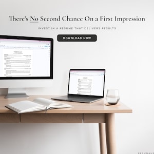 Pu&ograve; includere: Una scrivania con un laptop, un computer desktop, un libro, un bicchiere d'acqua e il testo "There's No Second Chance On a First Impression" e "INVEST IN A RESUME THAT DELIVERS RESULTS".
