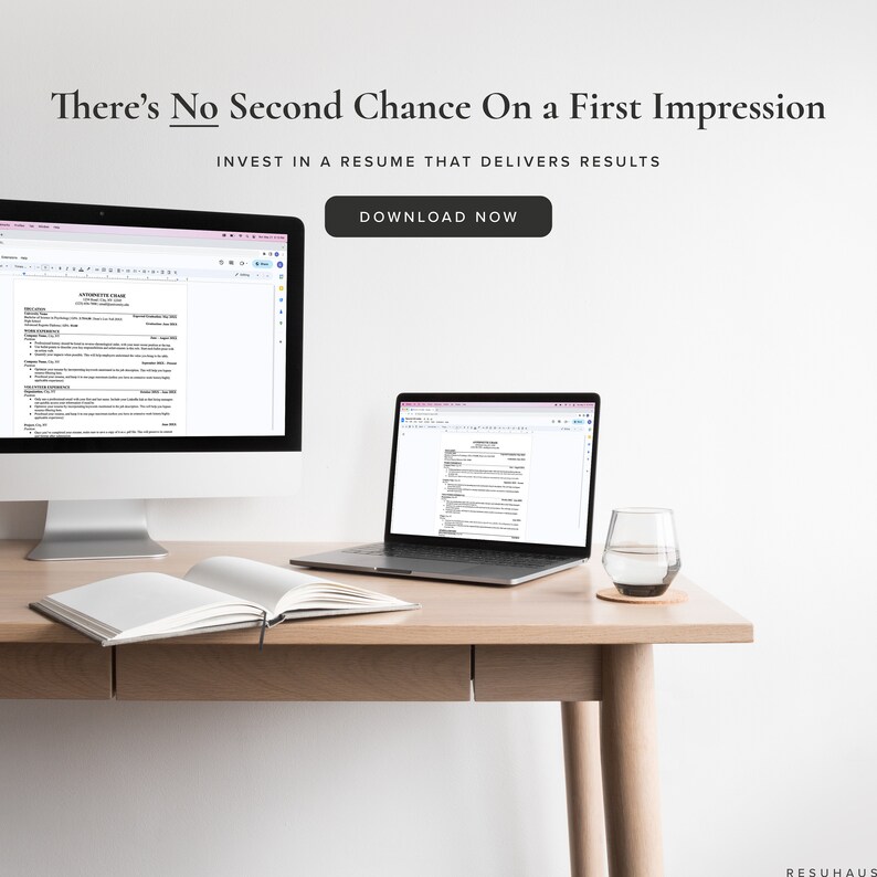 Pu&ograve; includere: Una scrivania con un laptop, un computer desktop, un libro, un bicchiere d'acqua e il testo "There's No Second Chance On a First Impression" e "INVEST IN A RESUME THAT DELIVERS RESULTS".