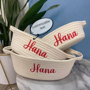 3PC Personalisierte Babyparty Geschenkkorb-Set mit individuellem Namen, Neugeborenen Geschenk, Baumwollseil Kindergartenkorb, Spielzeug Decke Organizer
