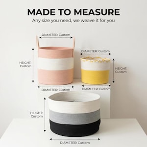 Puede incluir: Tres cestas de cuerda tejida de tamaño personalizado en rosa, amarillo y negro, blanco y gris. El texto "MADE TO MEASURE" y "Any size you need, we weave it for you" se muestran encima de las cestas. Las medidas están etiquetadas como "Custom".