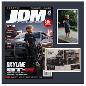 Może przedstawiać: Okładka magazynu "JDM Japanese Domestic Market" z młodą osobą pozującą z srebrnym samochodem sportowym. Okładka magazynu zawiera tekst "SKYLINE GT-R" i "240+ PAGES OF JDM CULTURE".