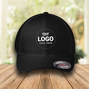 Puede incluir: Gorra de béisbol negra con malla en la parte posterior y un círculo blanco con el texto "YOUR LOGO - GOES HERE -" en la parte delantera.