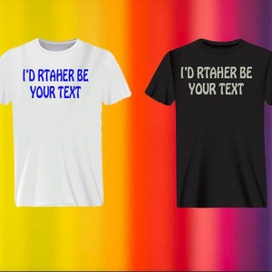 Peut inclure: Deux t-shirts, un blanc et un noir, avec le texte "I'd rather be your text" imprimé en bleu sur le t-shirt blanc et en blanc sur le t-shirt noir.