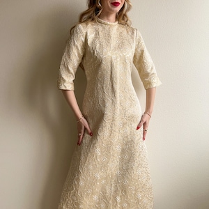 Vintage 1960s White and Gold Floral Trapeze Dress (M)