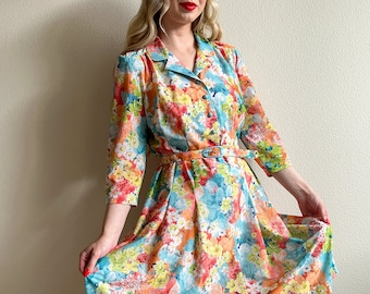 Vintage 1960s Colorful Floral Pattern With Turquoise Buttons (M/L)