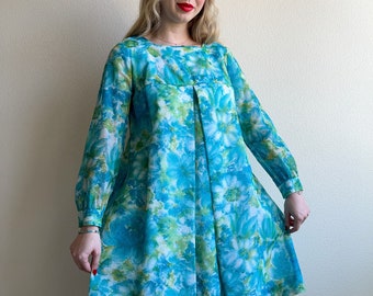 Vintage 1960s azul floral manga larga vestido de muñeca bebé (M/L)