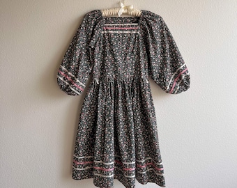 Charming Vintage 1970s Grey Floral Cotton Prairie Dress (XS)