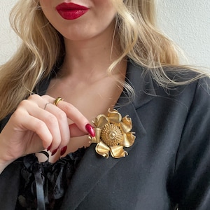 Vintage 1960s Large Gold Etched Flower Brooch