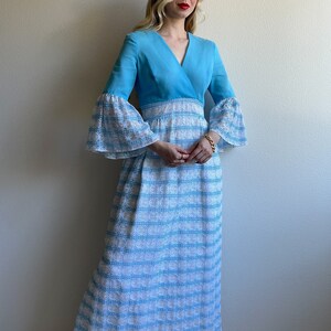 Vintage 1970s Himmelblaues Maxikleid mit Glockenärmeln (S)