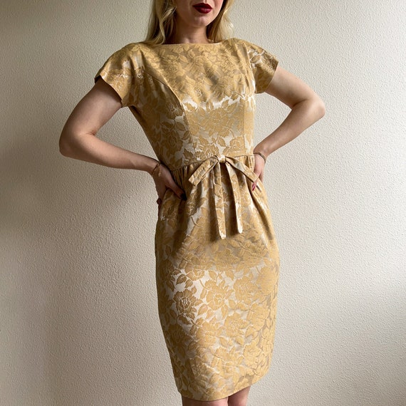 Darling Vintage 1950s Rose Pattern Sheath Dress (X