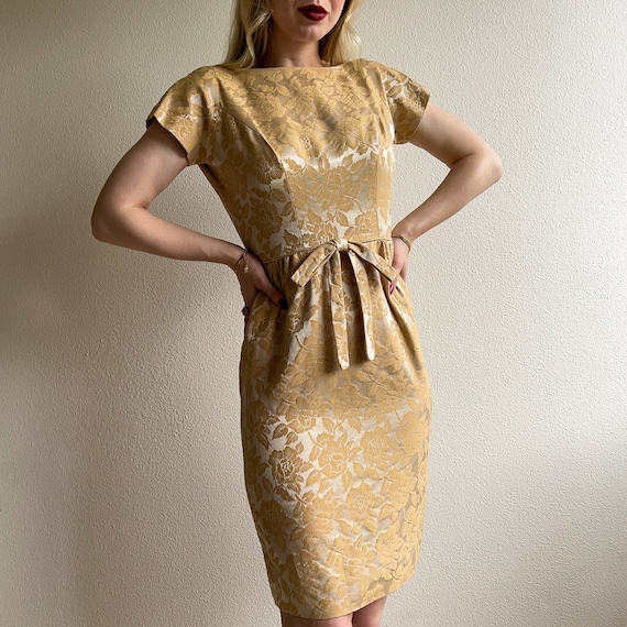 Darling Vintage 1950s Rose Pattern Sheath Dress (X