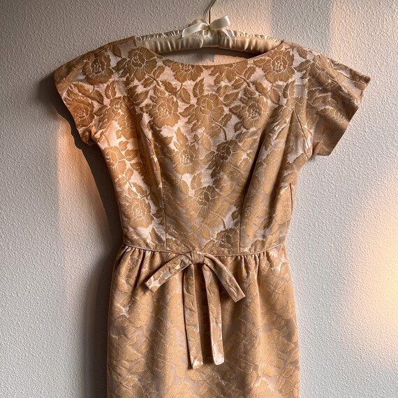 Darling Vintage 1950s Rose Pattern Sheath Dress (… - image 4