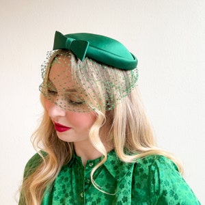 Fabulous Vintage 1960s Emerald Green Silk Hat With Netting image 1