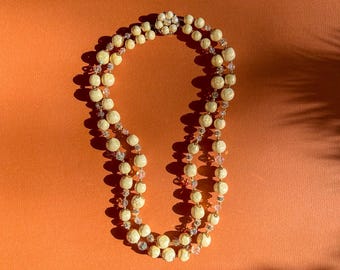 Collier Années 50 – Perles De Lucite Nervurées Blanc Laiteux, 61-65 Cm, Parfait état