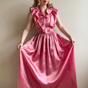 Suknia z różowego satyny z falbaniastym wykończeniem w stylu lat 80. i 40. XX wieku (S)