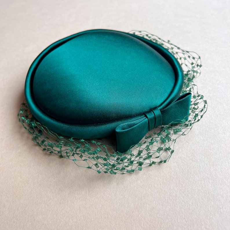 Fabulous Vintage 1960s Emerald Green Silk Hat With Netting image 4