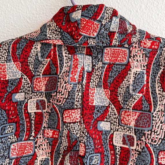 Vintage 1970s Red Abstract Novelty Print Top (M/L) - image 10