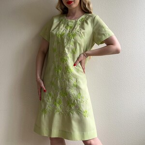 Vintage 1960s Green Embroidered Summer Shift Dress (M/L)
