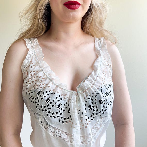 eyelet ribbon cami (white × blue ribbon)
