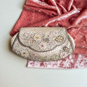 Cartera de mano vintage de seda de los años 40 con cuentas florales