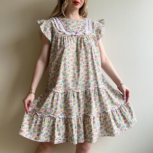 Robe nuisette à fleurs violettes et bleues vintage des années 1960 (S/M)