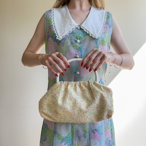 Increíble Vintage 1960s Reversible Blanco y Candy-Colored Bolso de mano con cuentas