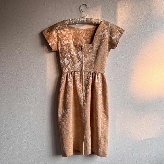 Darling Vintage 1950s Rose Pattern Sheath Dress (… - image 7
