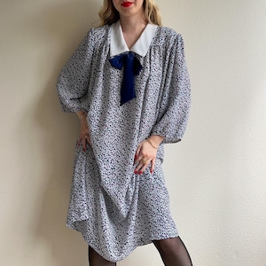 Vestido vintage de los años 80 con estampado abstracto azul y cuello blanco (L/XL)