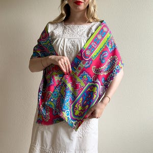 Foulard vintage des années 1960 à imprimé psychédélique rose vif, vert et bleu