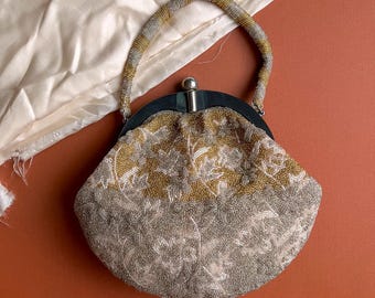 Bolso vintage de los años 60 con abundantes cuentas doradas y plateadas