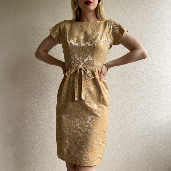 Darling Vintage 1950s Rose Pattern Sheath Dress (… - image 3
