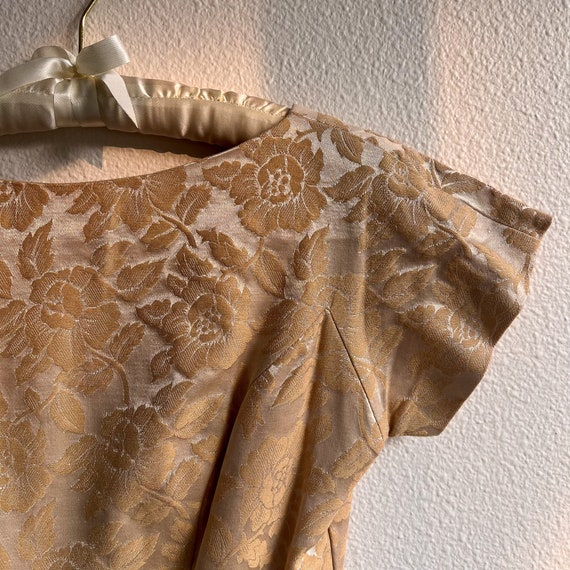 Darling Vintage 1950s Rose Pattern Sheath Dress (… - image 5