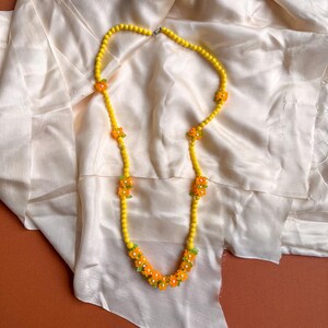 Collier de perles jaunes avec fleurs oranges vintage des années 1960