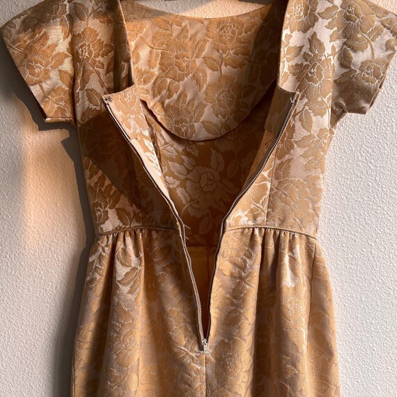 Darling Vintage 1950s Rose Pattern Sheath Dress (… - image 10