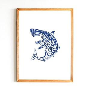 Puede incluir: Una impresión enmarcada de un tiburón azul con un diseño tribal. El tiburón está mirando hacia la derecha y tiene la boca abierta.