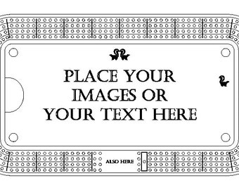 Puede incluir: Una imagen en blanco y negro de un tablero de cribbage tradicional con un espacio en blanco en el centro para agregar texto o imágenes. El texto "PLACE YOUR IMAGES OR YOUR TEXT HERE" está impreso en el centro del tablero. El texto "ALSO HERE" está impreso debajo del tablero.