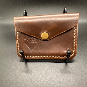 Cartera con dos bolsillos y botones a presión hecha de cuero marrón Horween Carolina