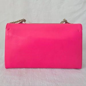Auth Valentino Garavani Rockstud Va Va Voom Bandolera rosa neón imagen 2