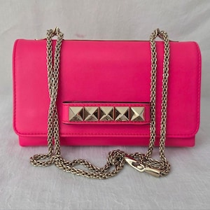 Auth Valentino Garavani Rockstud Va Va Voom Bandolera rosa neón imagen 1
