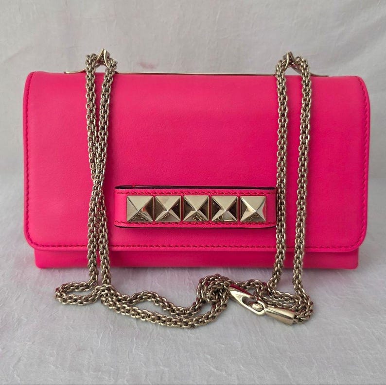 Auth Valentino Garavani Rockstud Va Va Voom Bandolera rosa neón imagen 1