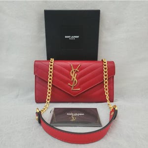 Cartera tipo sobre con cadena de Yves Saint Laurent