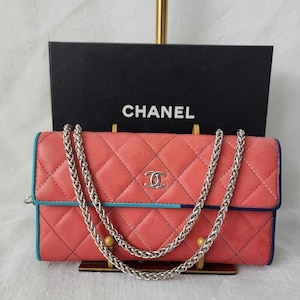 Cartera larga de tres pliegues con acolchado de piel de cordero de Chanel, con función de bandolera