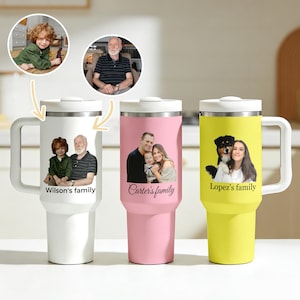 Puede incluir: Tres tazas de viaje personalizadas con asas y tapas blancas. Una es blanca con una foto de dos personas y el texto "Wilson's family". Otra es rosa con una foto familiar y "Carter's family". La tercera es amarilla con una foto y "Lopez's family".