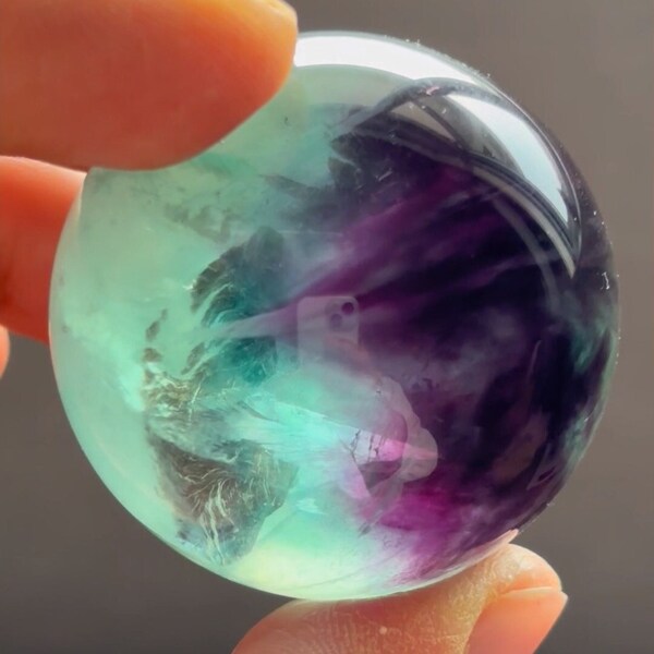 Belle sphère en fluorite verte et violette de 44 mm, boule de cristal en fluorite unique en son genre, orbe sphérique en cristal transparent, cadeaux en cristal