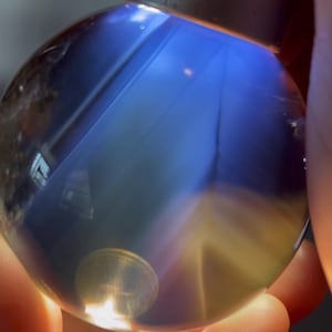 Raro ritrovamento di una sfera di cristallo di rutilo blu naturale da 49,5 mm, sfera di quarzo fumé, sfera di cristallo di nebbia blu, piume d&#39;angelo blu